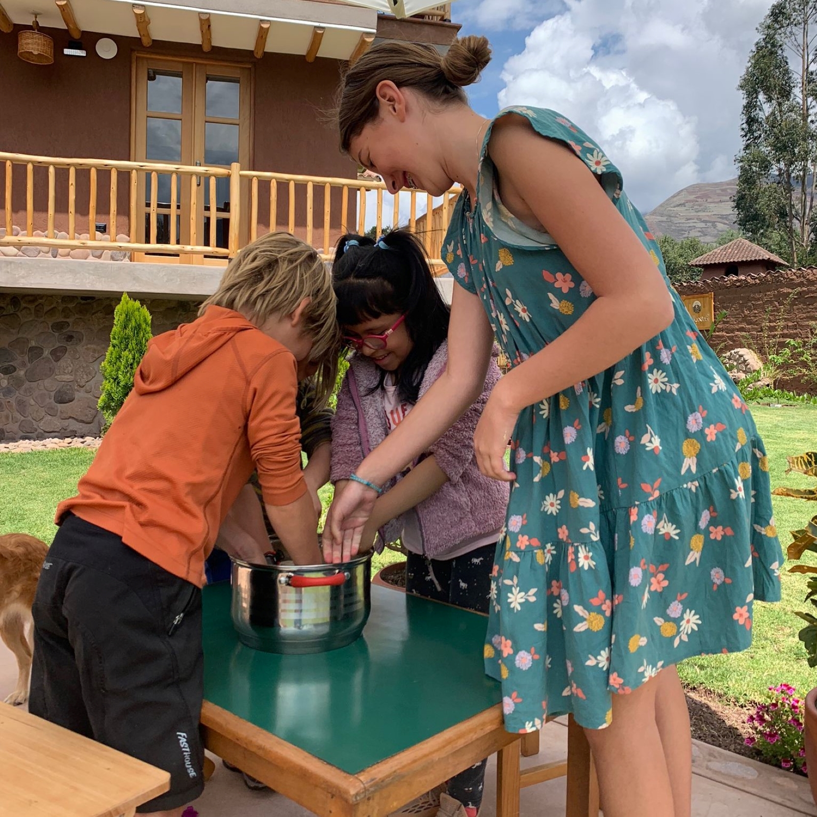 Niños en terraza Kallpawasi - Formato cuadrado